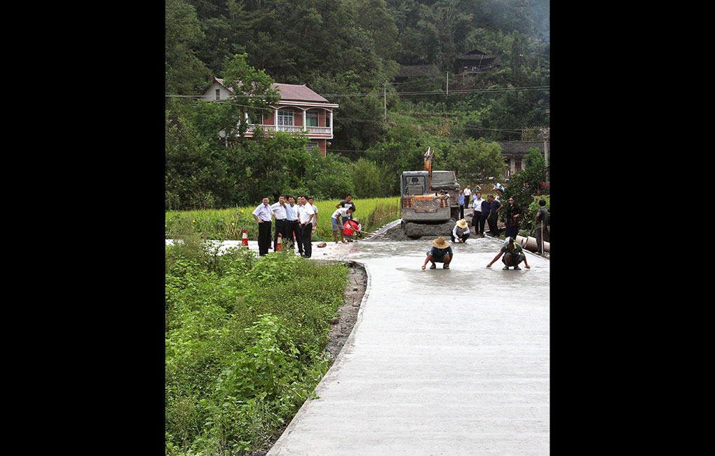 国家知识产权局援建的湖南桑植金山村张家大峪道路硬化项目正在施工。